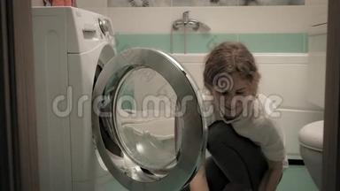 一个女人洗衣服前洗衣服.